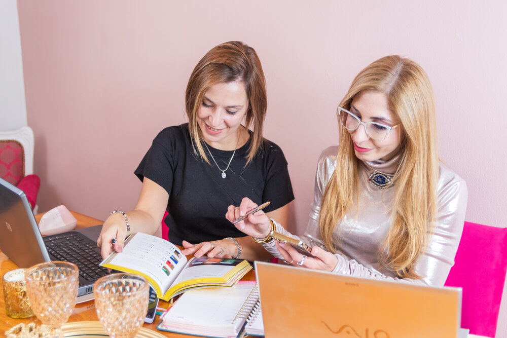 Erica y Mari revisando un diagnóstico de marca personal